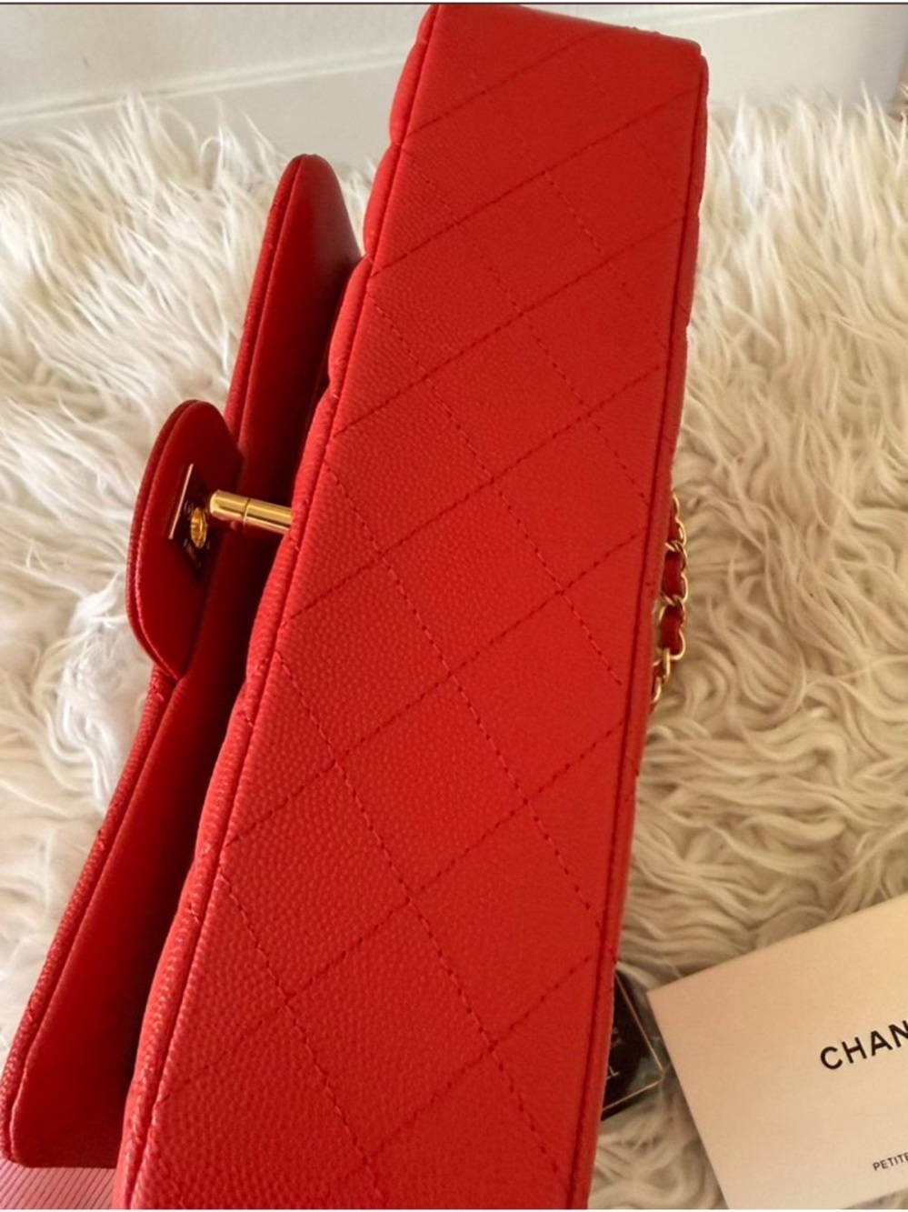 CHANEL Red Quilted Leather Shoulder Bag with Gold Chain - Picture 3 of 3